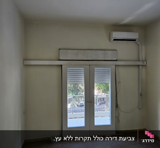 חדר עם קירות צבועים בלבן ודלתות זכוכית